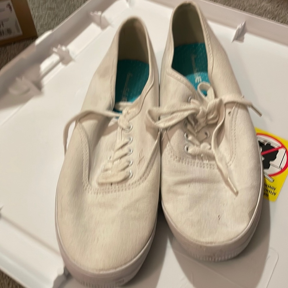 White American eagle sneakers. Size 9 1/2